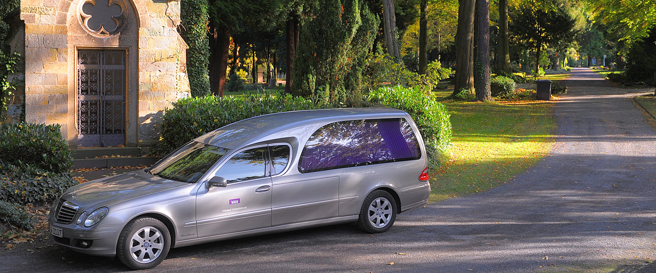 Mercedes vor dem Eingang zum Parkfriedhof | ©Roger Lortie