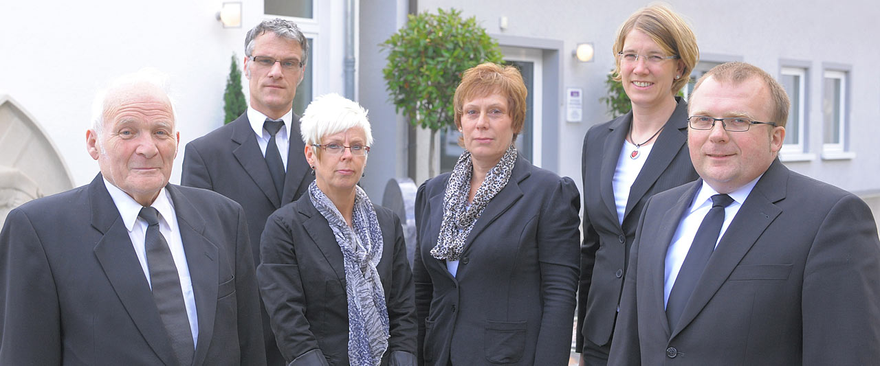 Das Team von Bestattungen Michael Wieschebrock vor dem Abschiedshaus Am Rykenberg | ©Roger Lortie